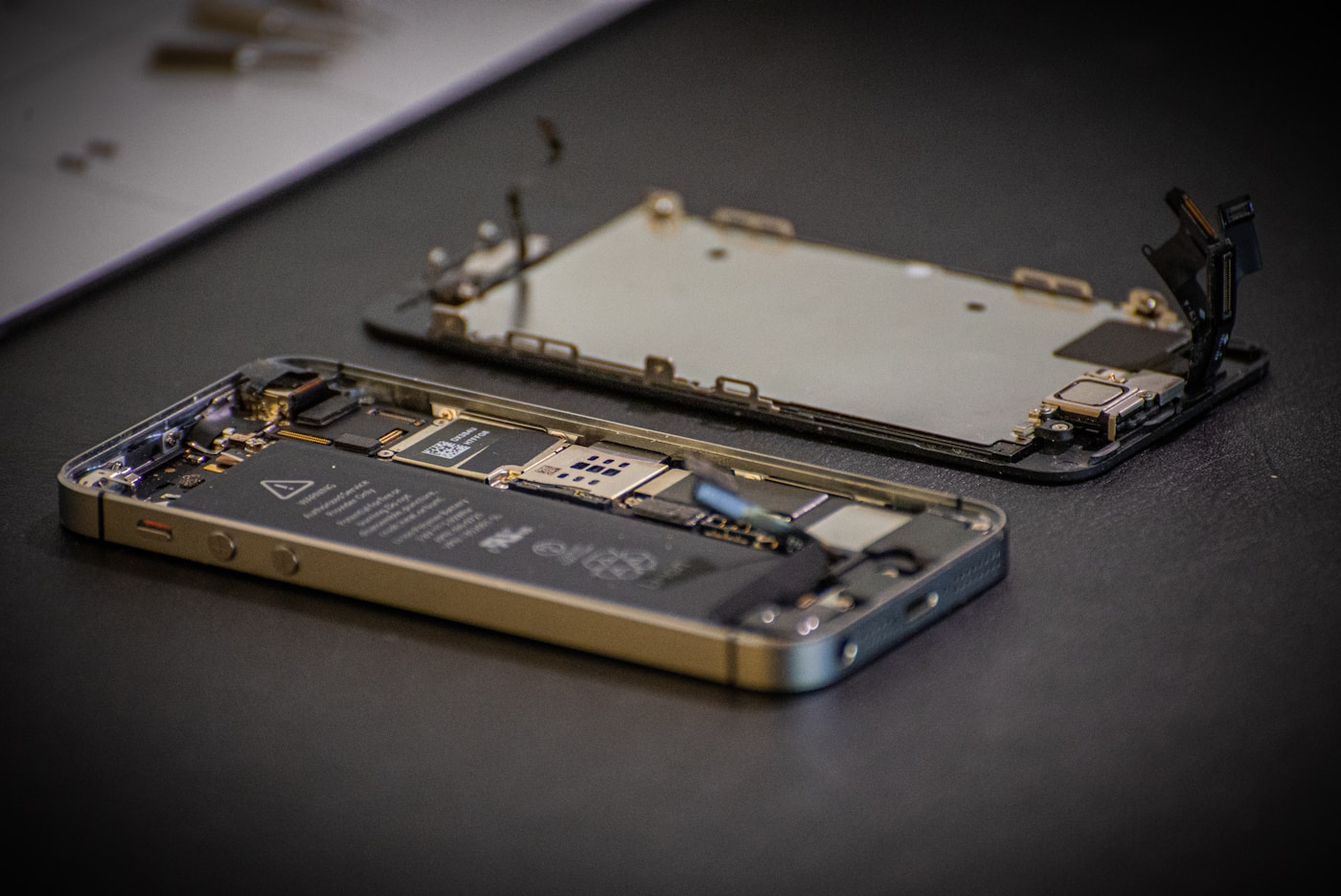 Interior de un smartphone durante la reparación